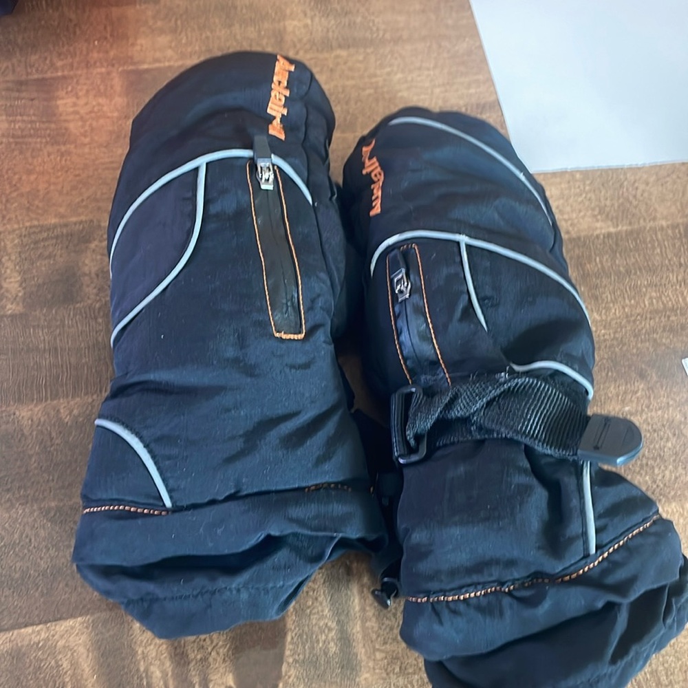 Auclair ski snow mittens with zippers for hand warmers